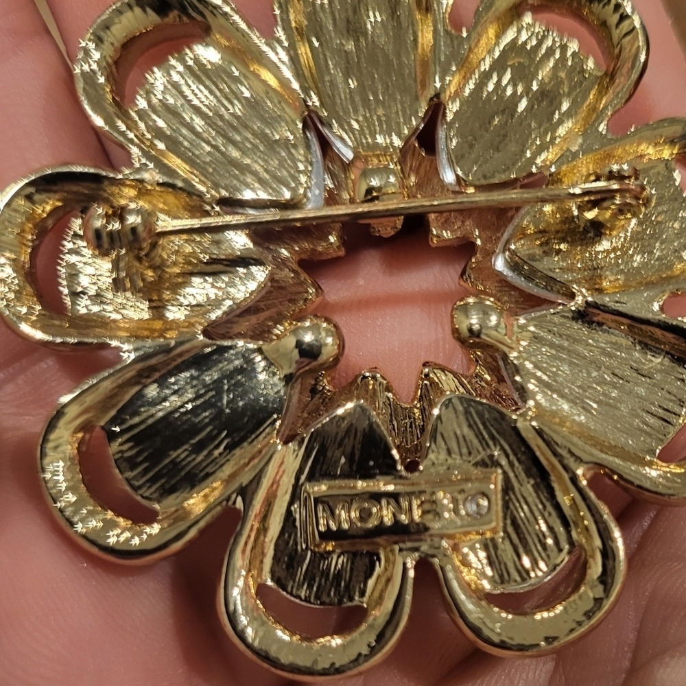 Three Vintage Brooches Pins. One Signed MONET - Picture 6 of 6